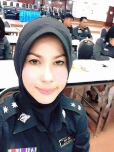 ตำรวจหญิงคลุมฮหยาบ